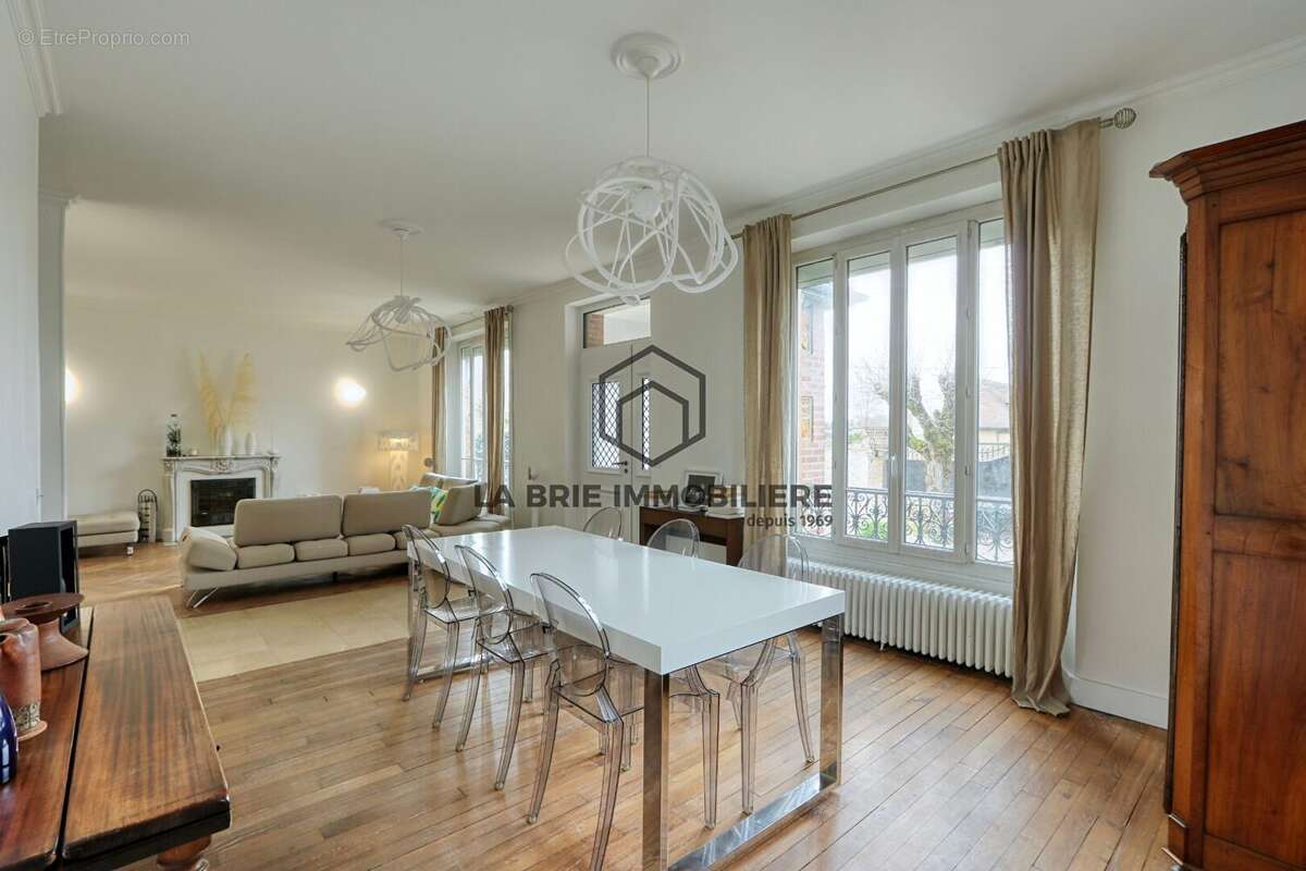 Maison 235 m² à Villecresnes  - photo 9