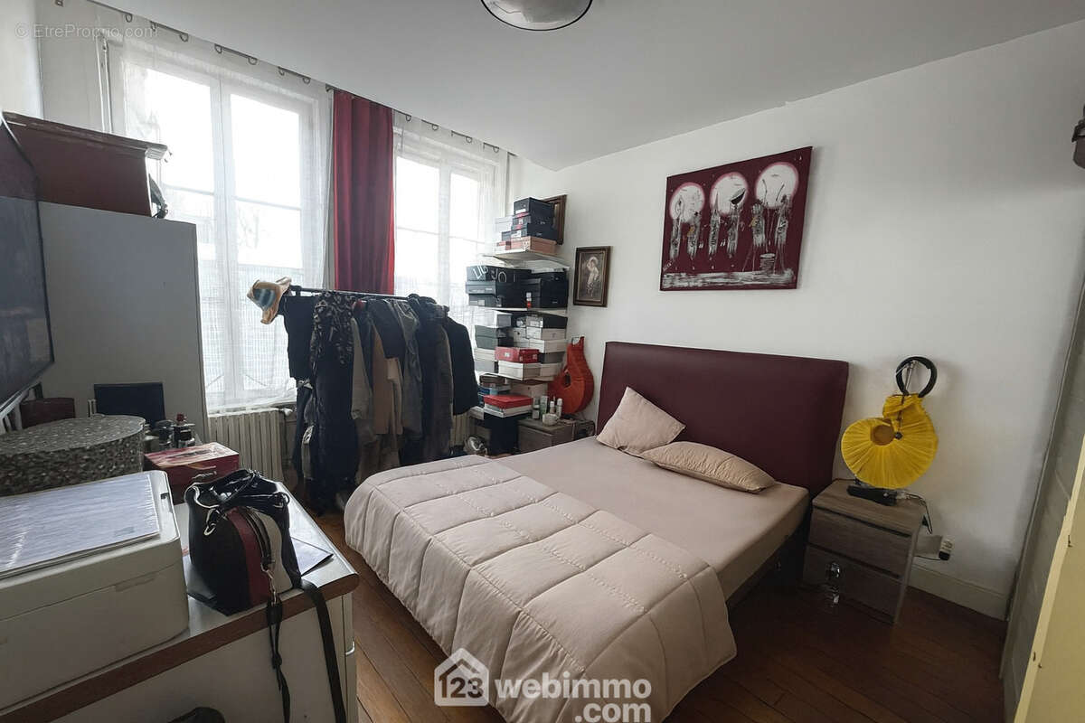 Une chambre confortable et fonctionnelle - Appartement à SAINT-QUENTIN