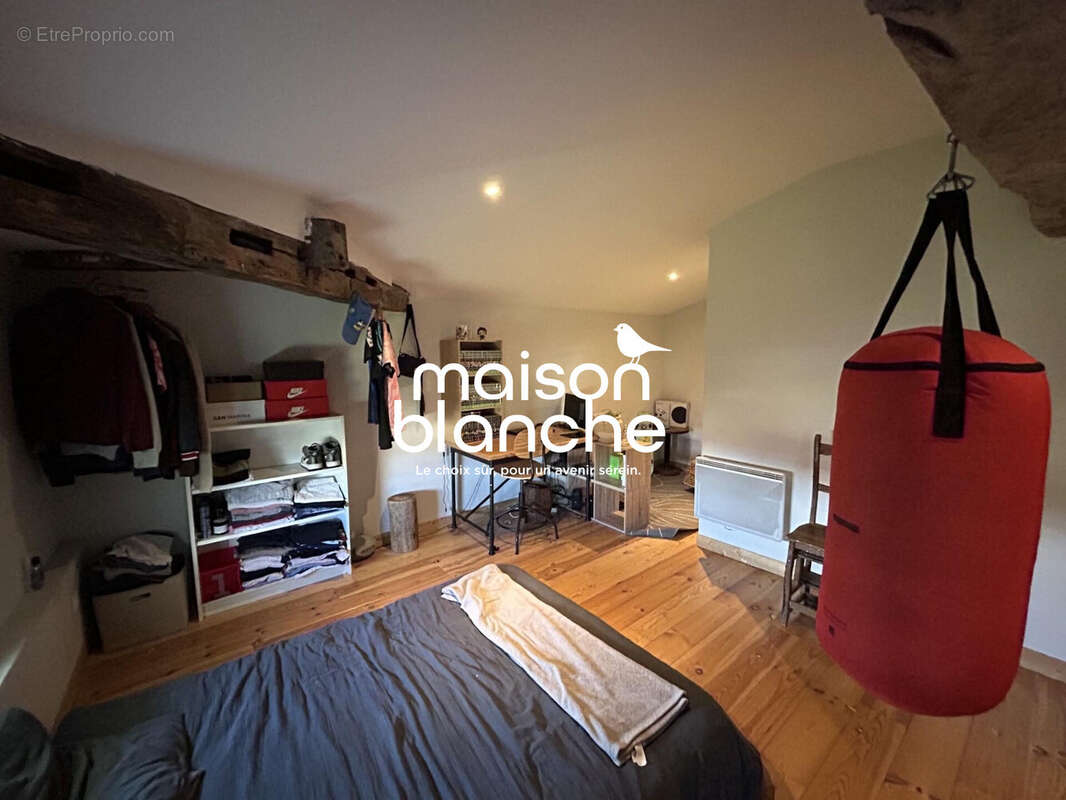 Maison à LES PEINTURES
