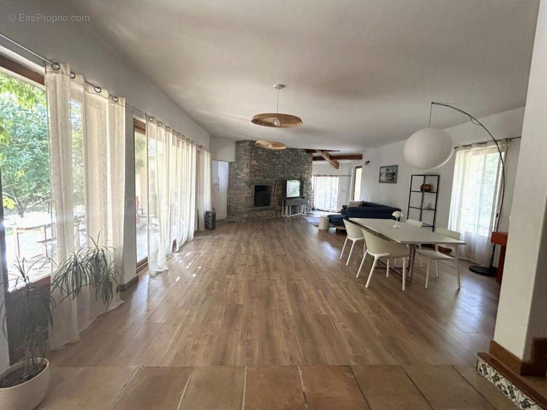 Maison 255 m² à Saint-Vincent-De-Barbeyrargues  - photo 8