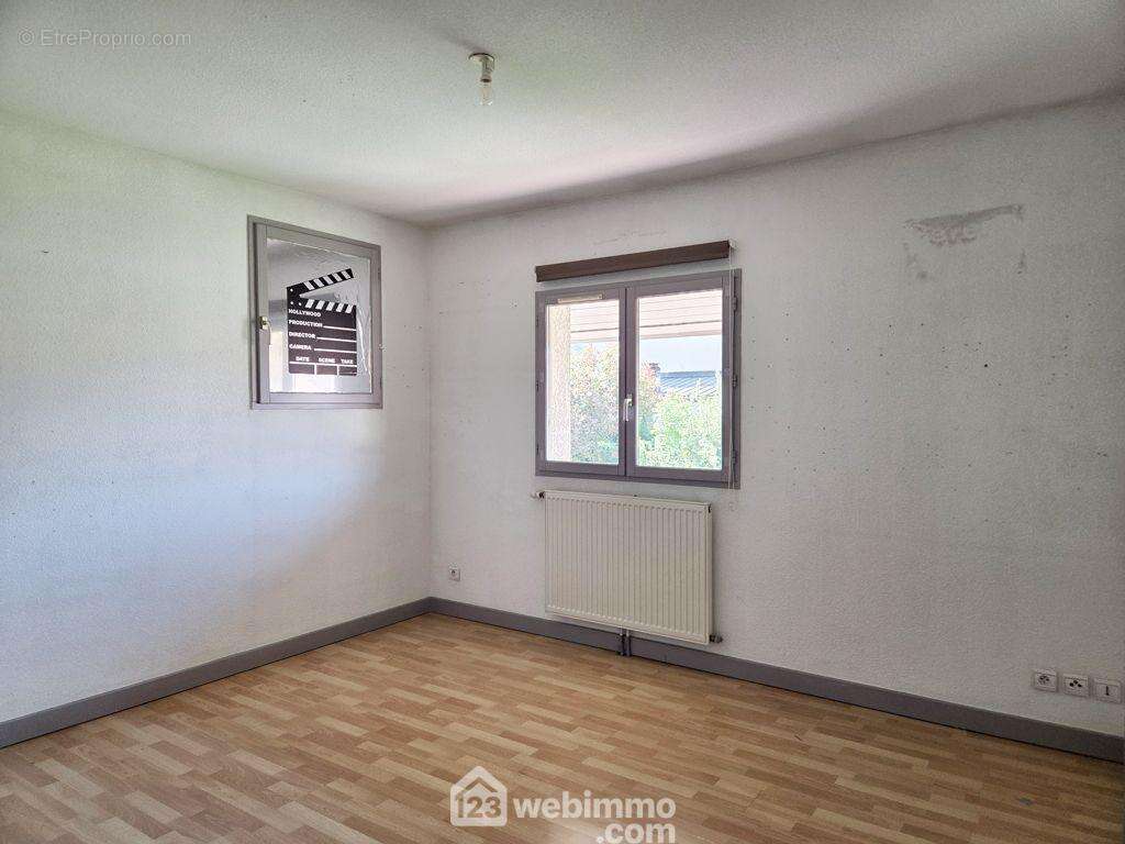 Il est réparti en 3 chambres dont une mansardée,