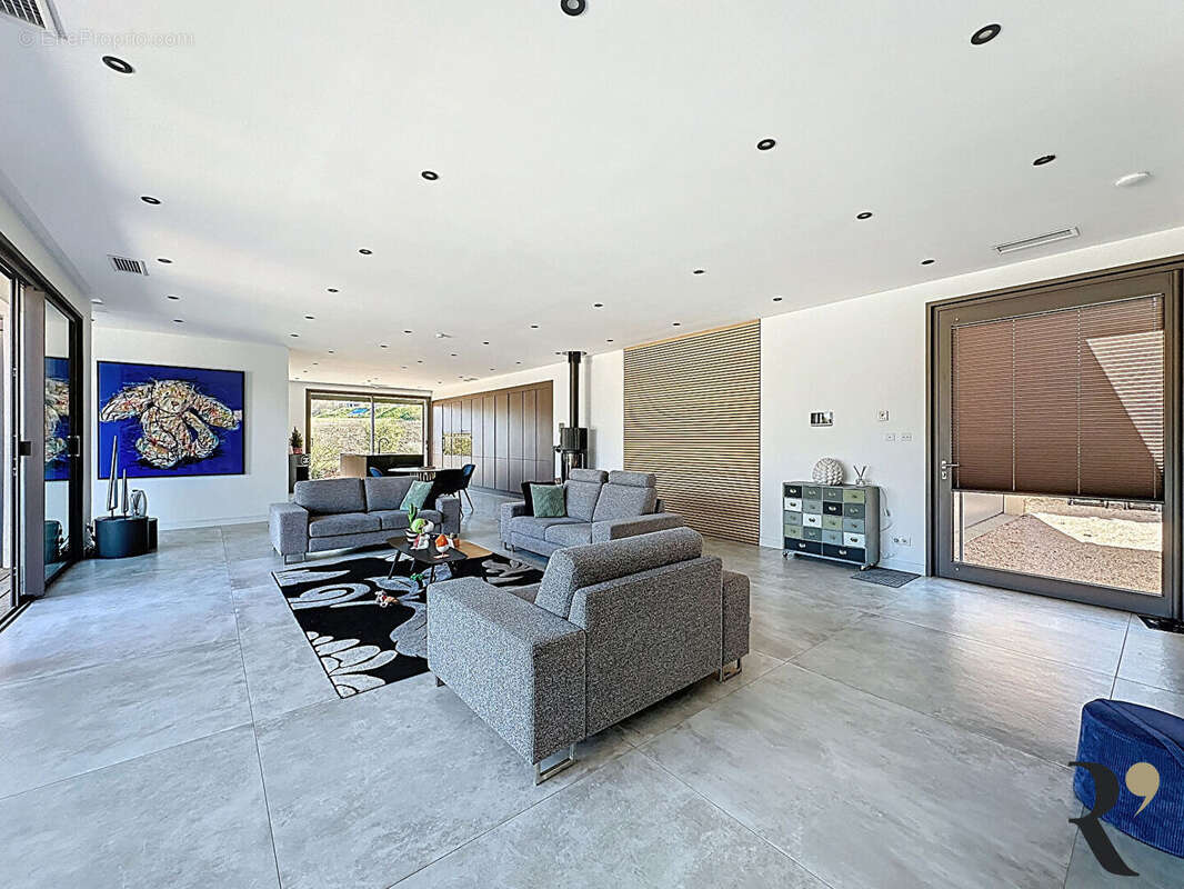 Maison à SAINT-PIERRE-DE-LAGES