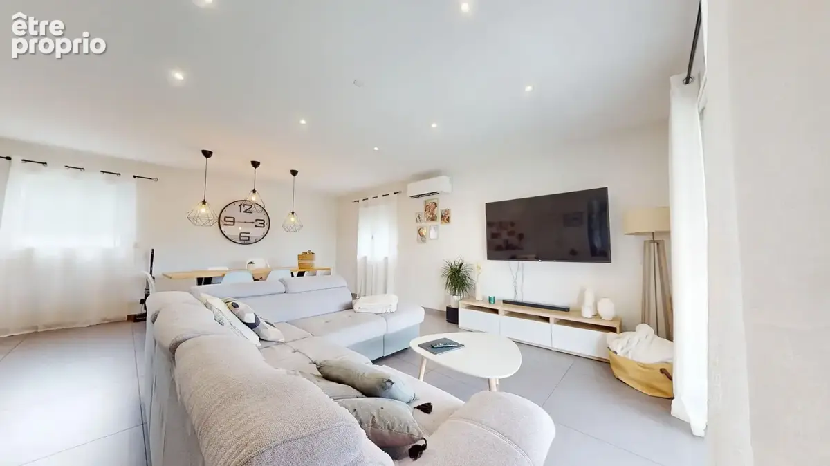 Maison familiale avec piscine, vue dégagée et garage - photo 6