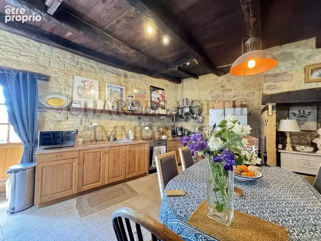 Jolie maison en pierre avec terrasse dans un village dynamique avec commerces en Bouriane - photo 3
