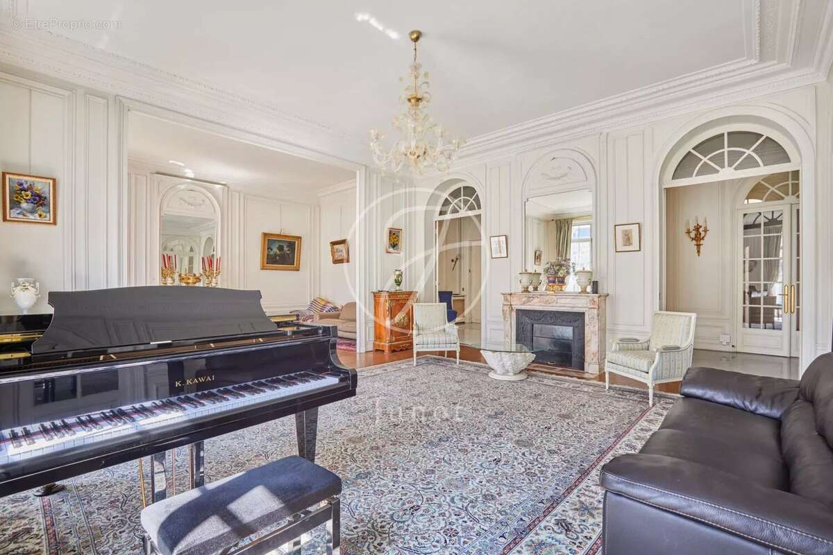 Appartement à PARIS-16E