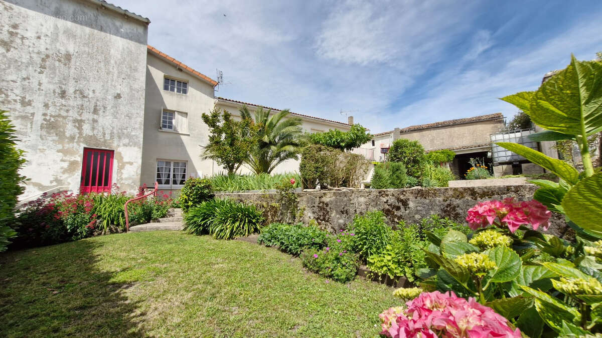 Maison à MORTAGNE-SUR-GIRONDE