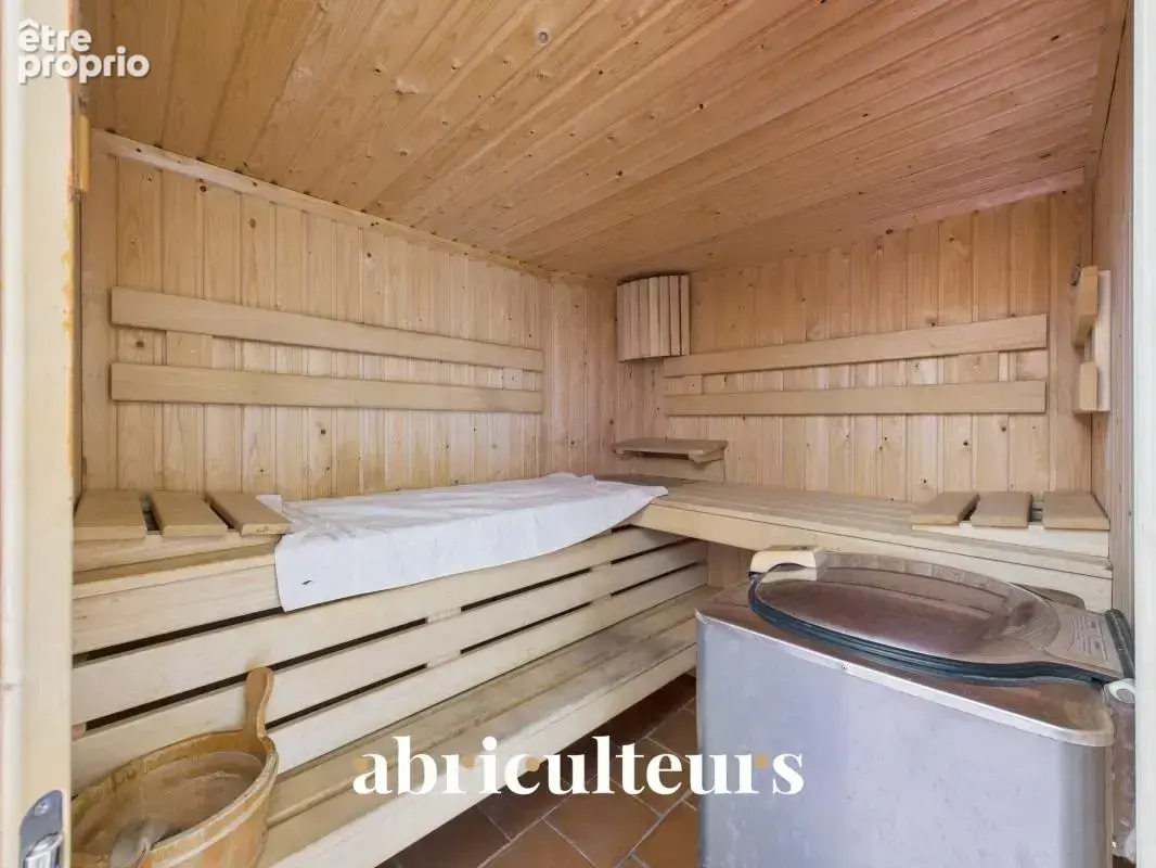 Splendide villa de 296 m² avec piscine, sauna, spa, terrain de 1,2 ha et vue exceptionnelle à Rognes (13840) - photo 17