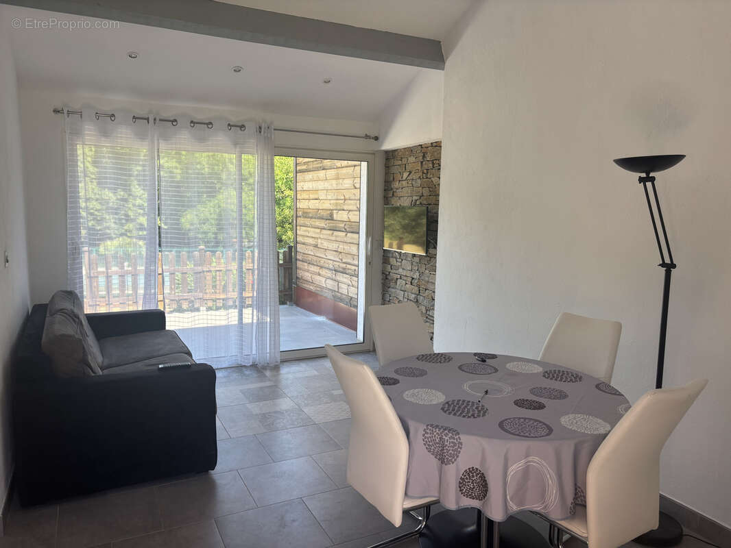mini-villa  meublée avec terrasse, jardin et piscine   À seulement 1 km de la plage - photo 2