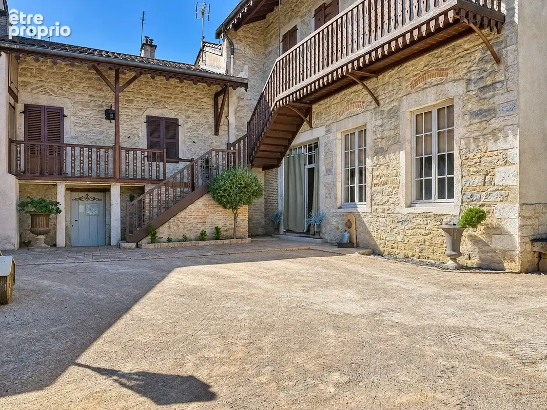 BOURG-EN-BRESSE - Propriété de caractère du XIXe siècle avec ascenseur, jardin et appartement indépendant - photo 2