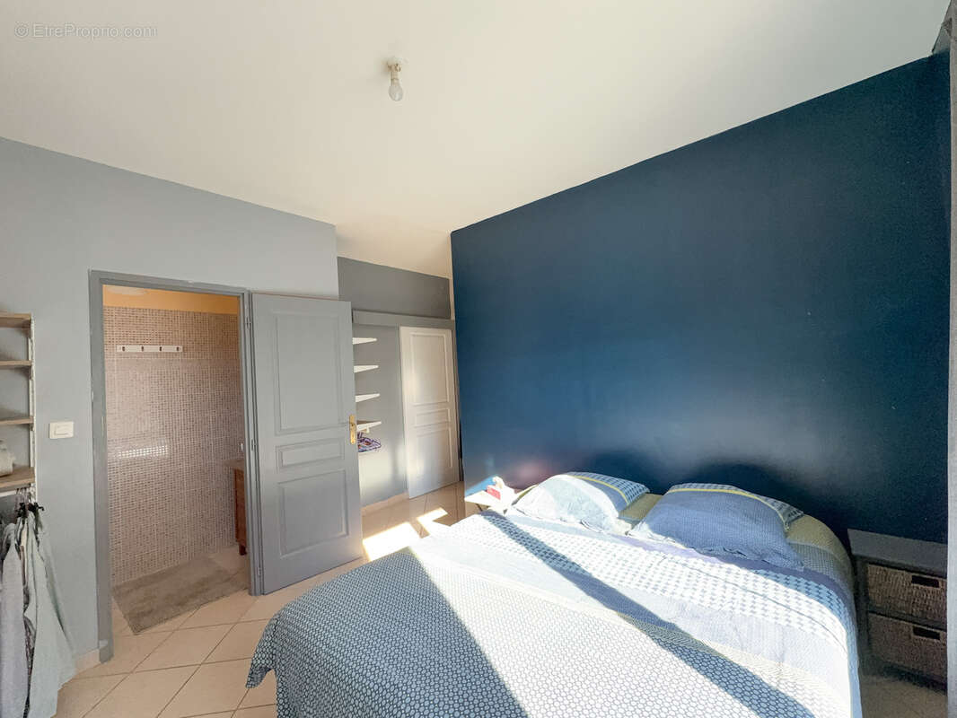 Maison à SAINT-MITRE-LES-REMPARTS