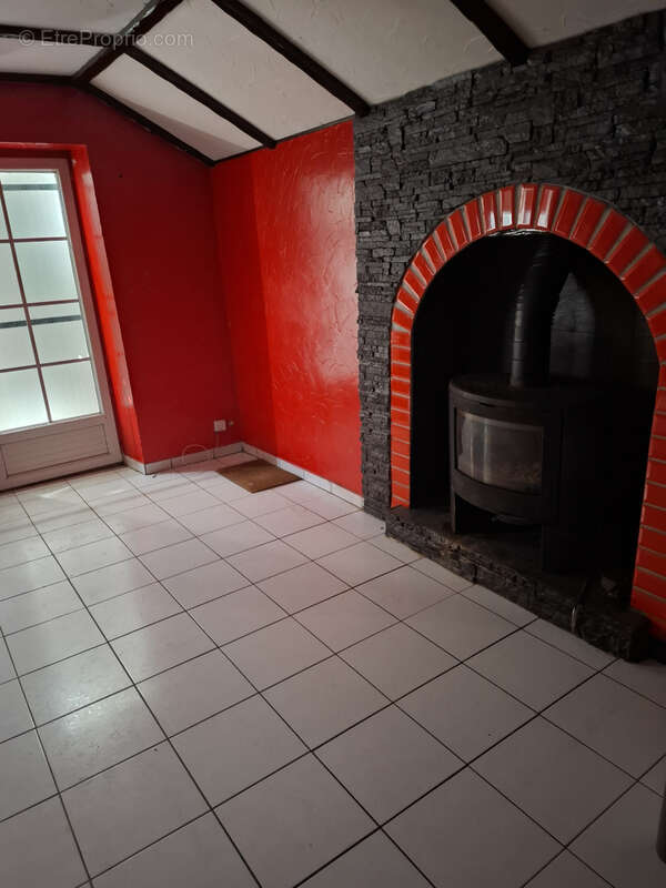 Saint-martin-des-noyers (85140)   maison de caractère d'environ 140 m2 à rénover   fort potentiel d'investisse - photo 3