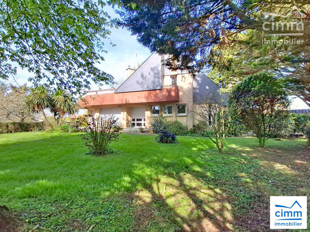 Belle propriété de 2580 m² de terrain - Maison à MARTIGNE-FERCHAUD