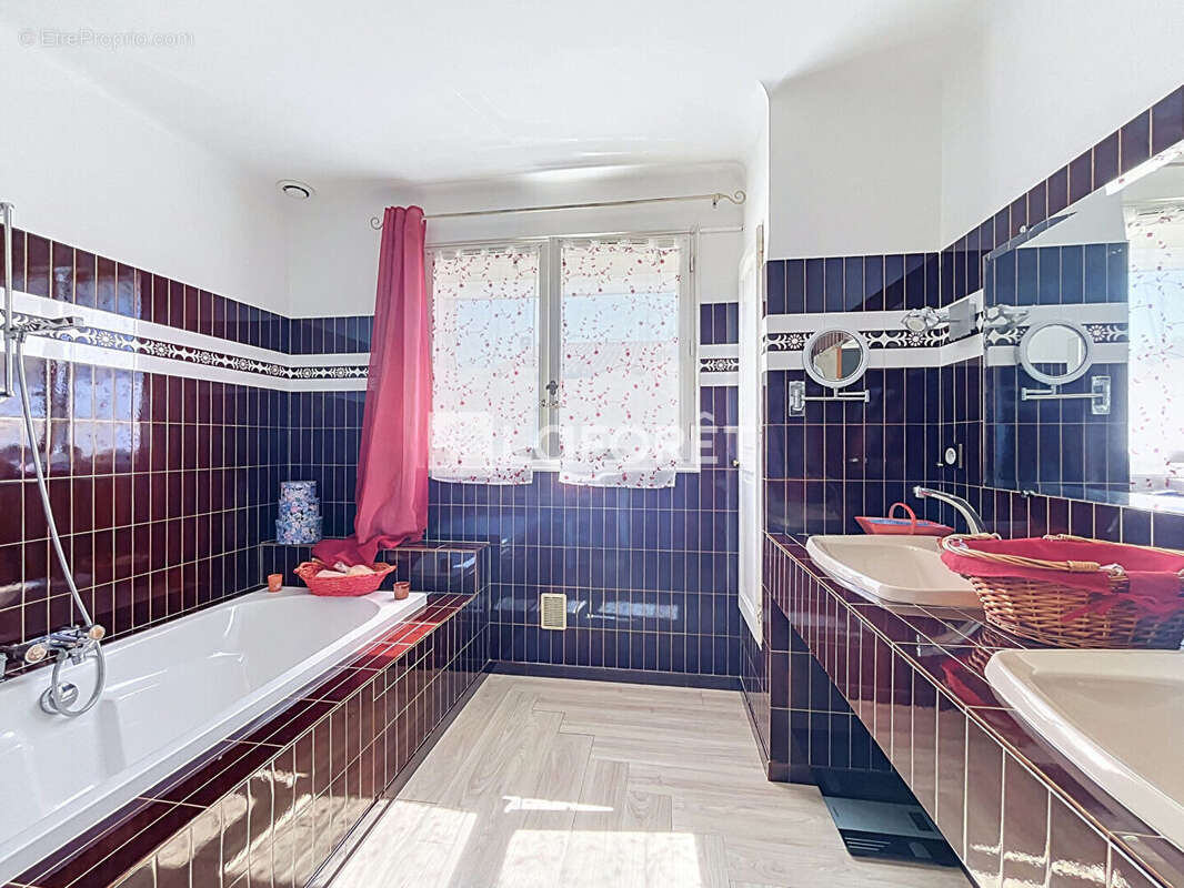 Une maison familiale aux beaux volumes T4 - 3 faces - photo 9