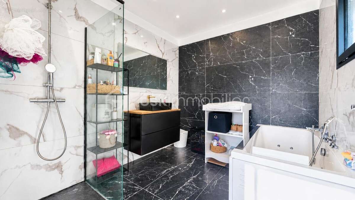 Achat Villa contemporaine RT 2012 de plain-pied – 130 m² habitables + 130 m² aménageables – Piscine – Terrain 1 500 m² - photo 9