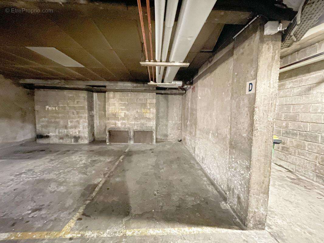 Parking à PARIS-18E