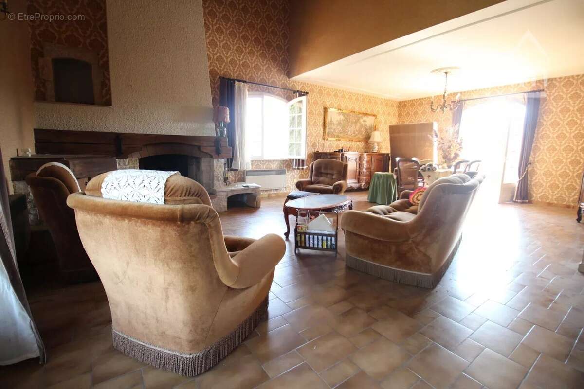 A vendre une villa de 216m² avec annexes et grand garage sur une parcelle de 9755m² - photo 21