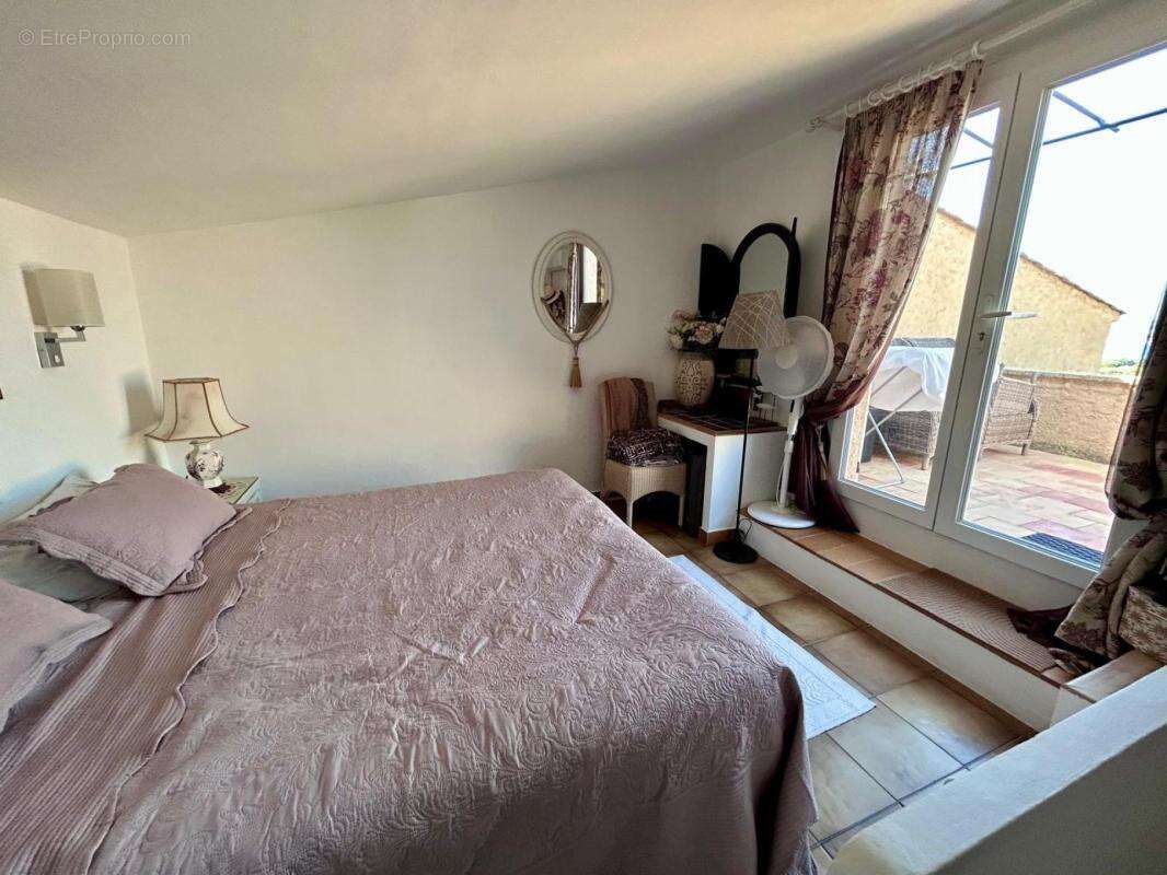 Appartement à ROQUEBRUNE-SUR-ARGENS