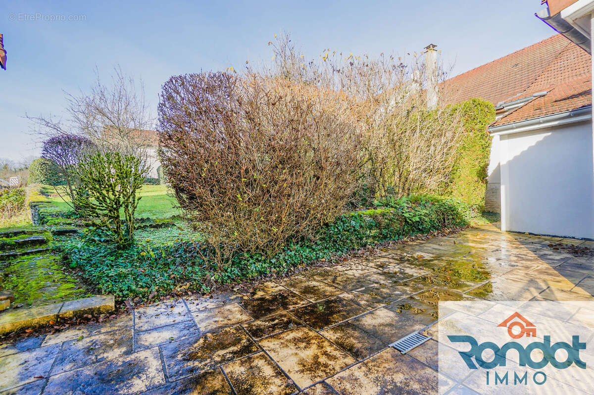 Maison à MONTSAUGEON