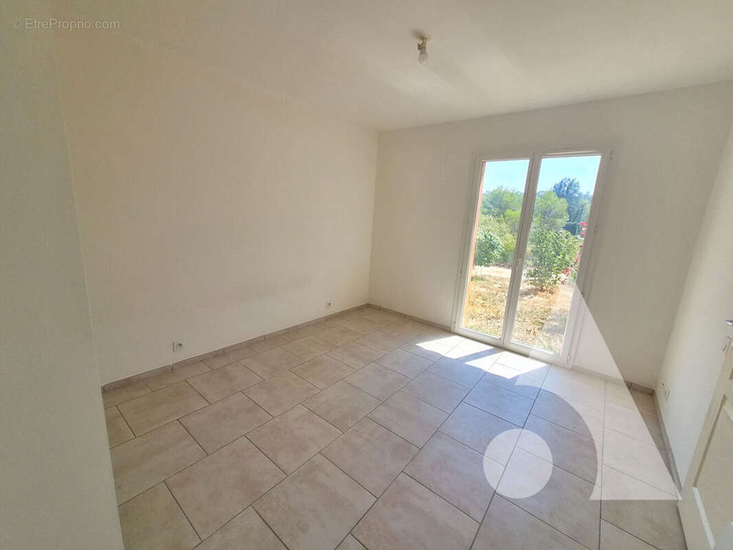 SILLANS-LA-CASCADE ? Maison de plain-pied de 88 m² sur terrain de 1.500 m² ? 282.000 - photo 7