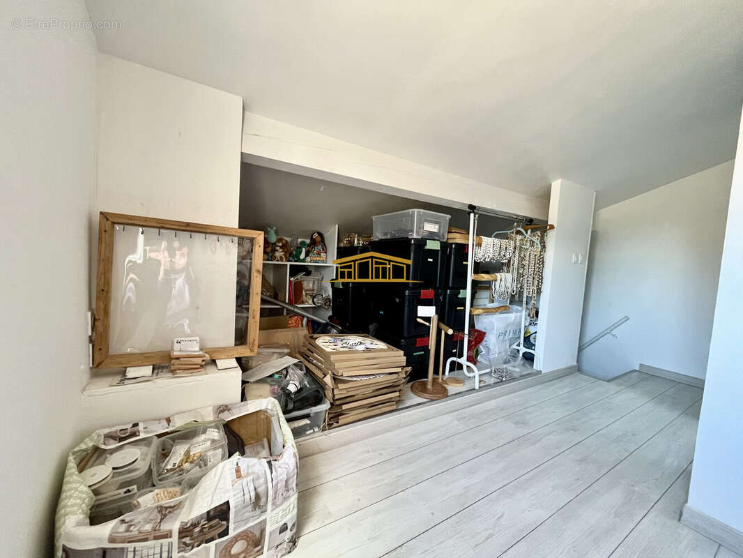 Maison à VIC-LA-GARDIOLE