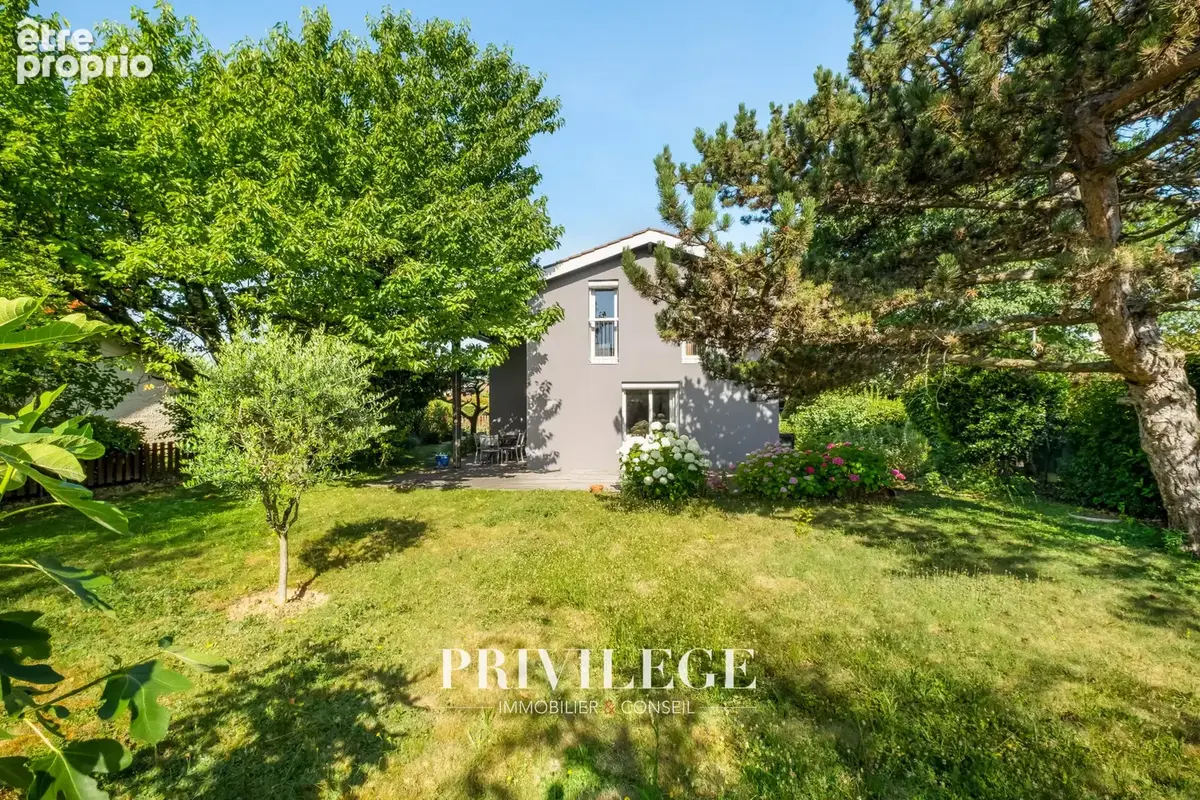Chassieu   Maison familiale de 145 m2 avec jardin de 709 m2 à proximité du centre - photo 21