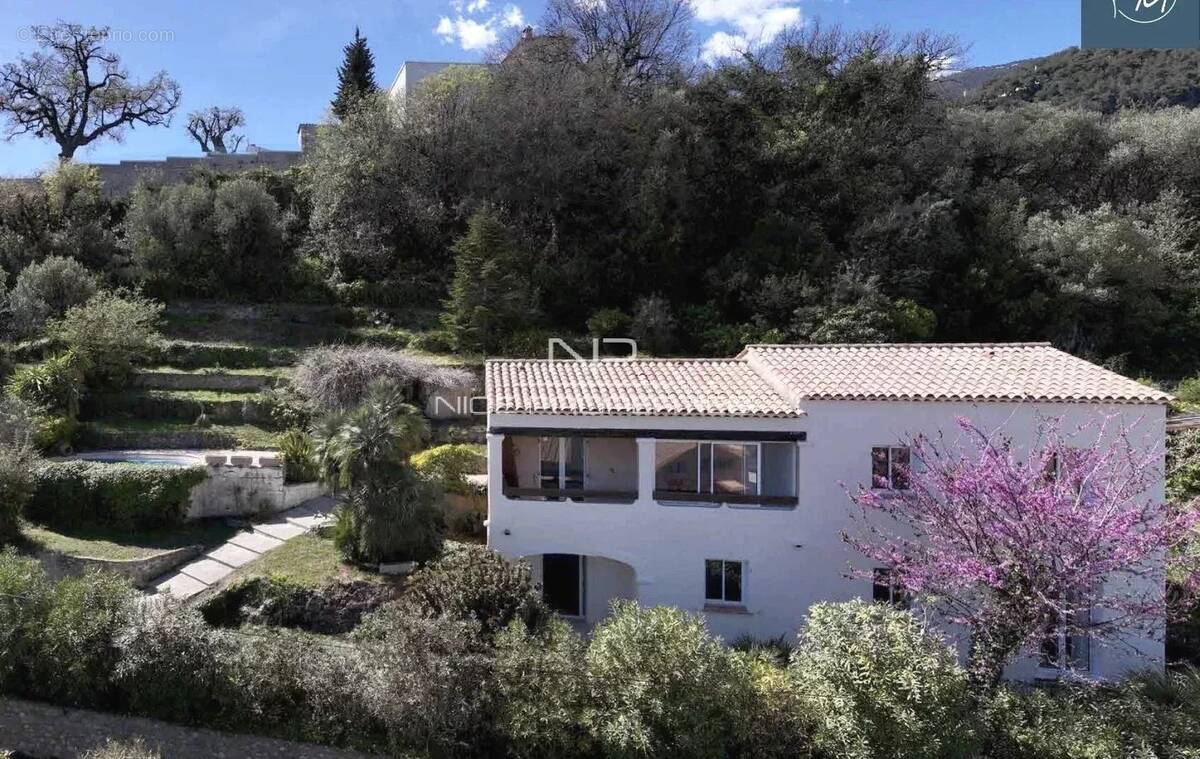 Roquebrune Cap Martin, Villa rénovée avec piscine et vue mer, dans cadre privilégié - photo 2