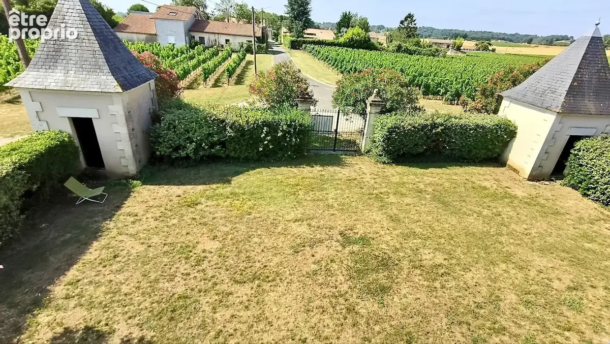 Propriété de caractère   Maison bourgeoise en pierre, dépendances et 2,5 hectares de terrain - photo 2