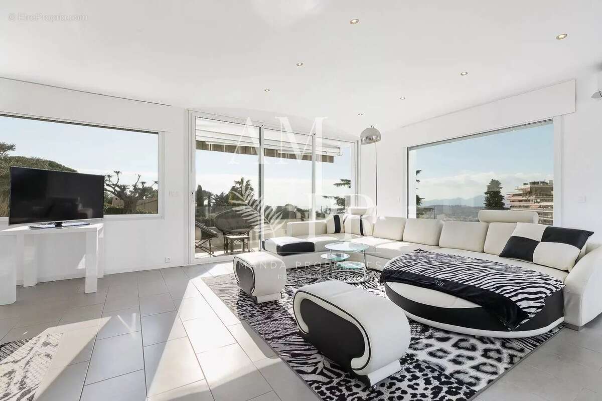Sur les hauteurs de Cannes cette villa vue mer de 265m2 - photo 8