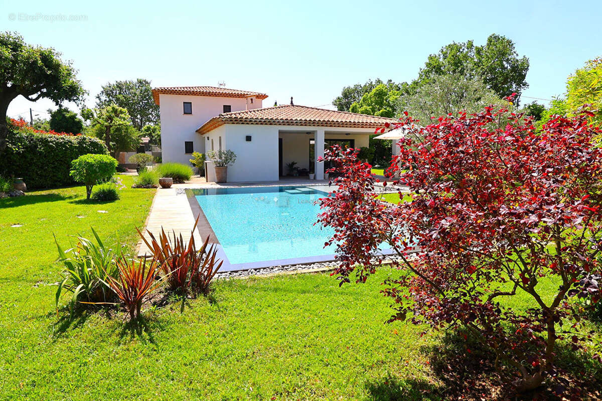 Maison à SAINT-CEZAIRE-SUR-SIAGNE
