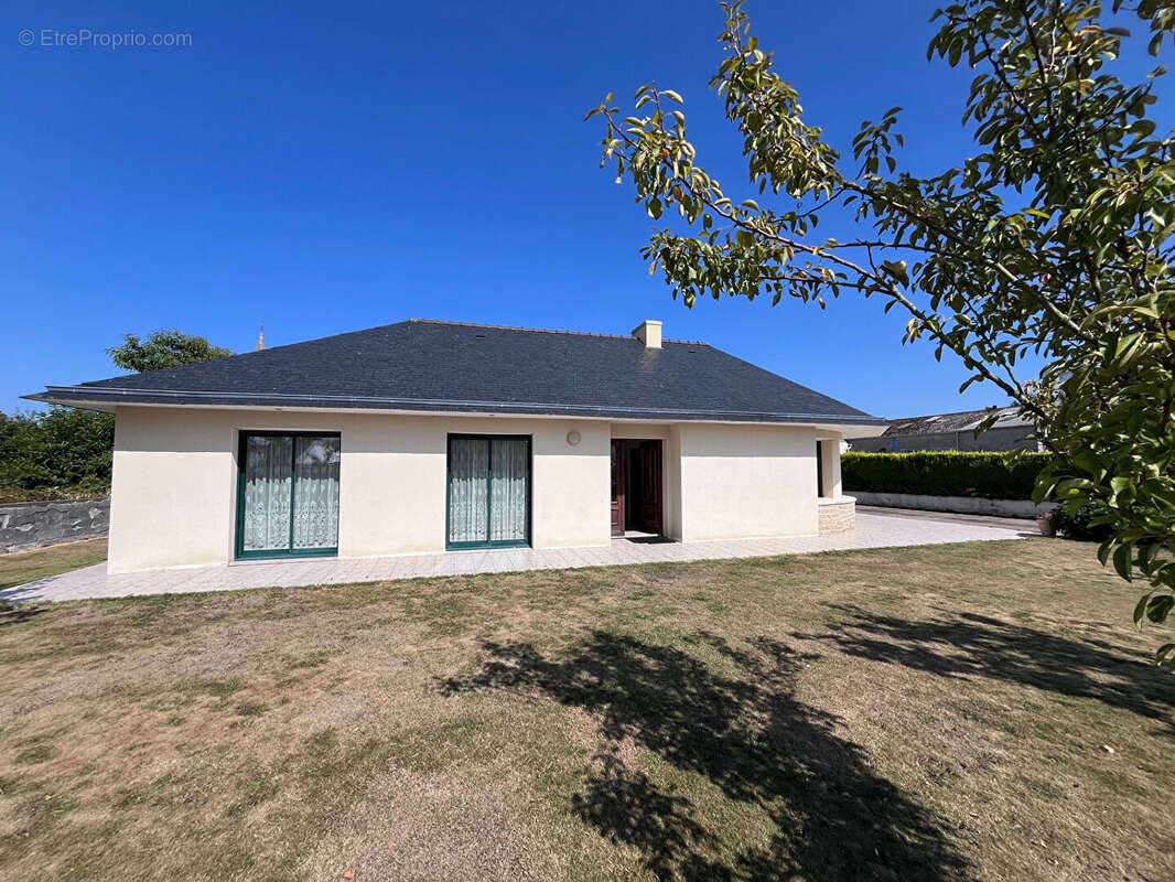 A VENDRE - Maison Le Cloitre Saint Thegonnec 5 pièce(s) - photo 2