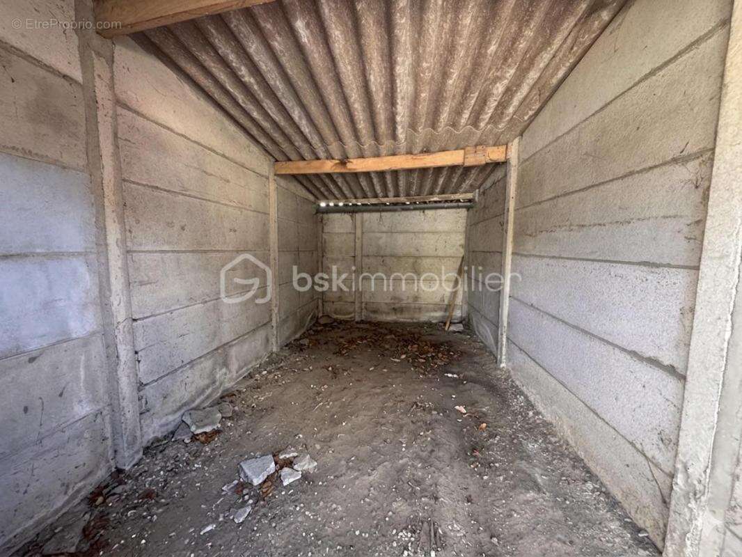 Parking à DAMVILLE
