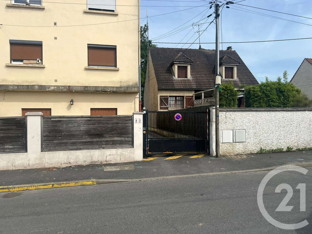 Parking à CLAYE-SOUILLY