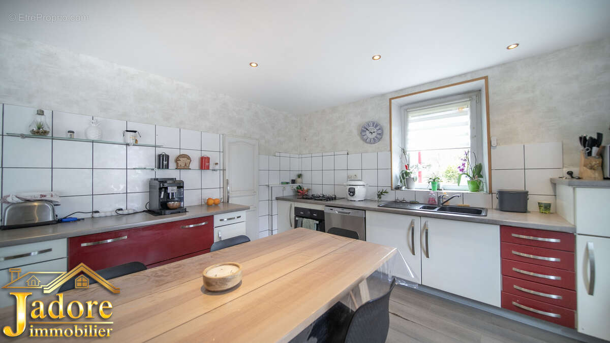 Maison à LA CHAPELLE-DEVANT-BRUYERES