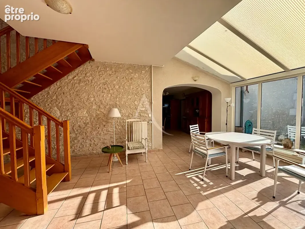 Maison ancienne en parfait état aux mutliples possibilités - photo 2