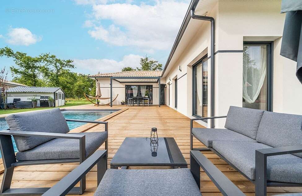 Terrain à SAINT-GENES-DE-LOMBAUD