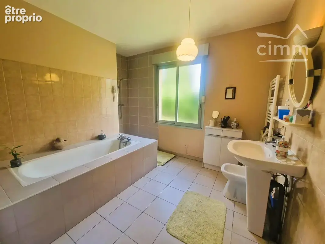 BOURGOIN-JALLIEU – BIEN RARE ! 381,50 m² sur 1 528 m² : maison de fonction 85,50 m² + 6 bureaux + garage – Fort potentiel locati - photo 11