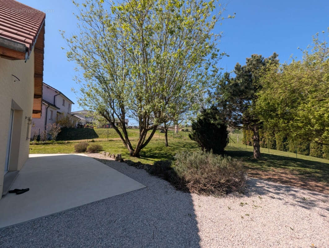 Maison à NEUVELLE-LES-CROMARY