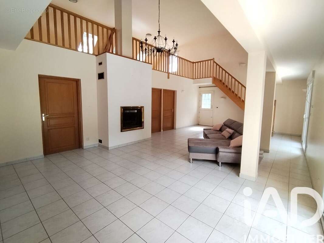 Maison 206 m² à Crevecoeur-Le-Grand  - photo 7