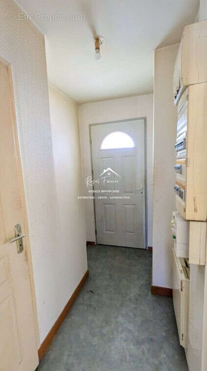 Appartement : Entrée - Appartement à DANGE-SAINT-ROMAIN