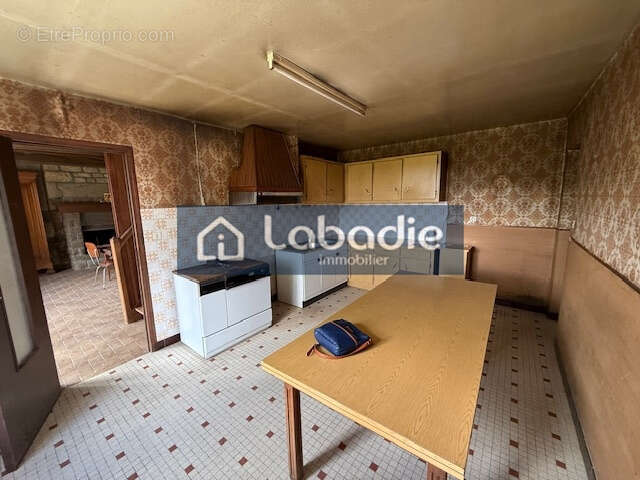 Au calme, à la campagne, maison en pierres à rénover, terrain de 800m2. - photo 5
