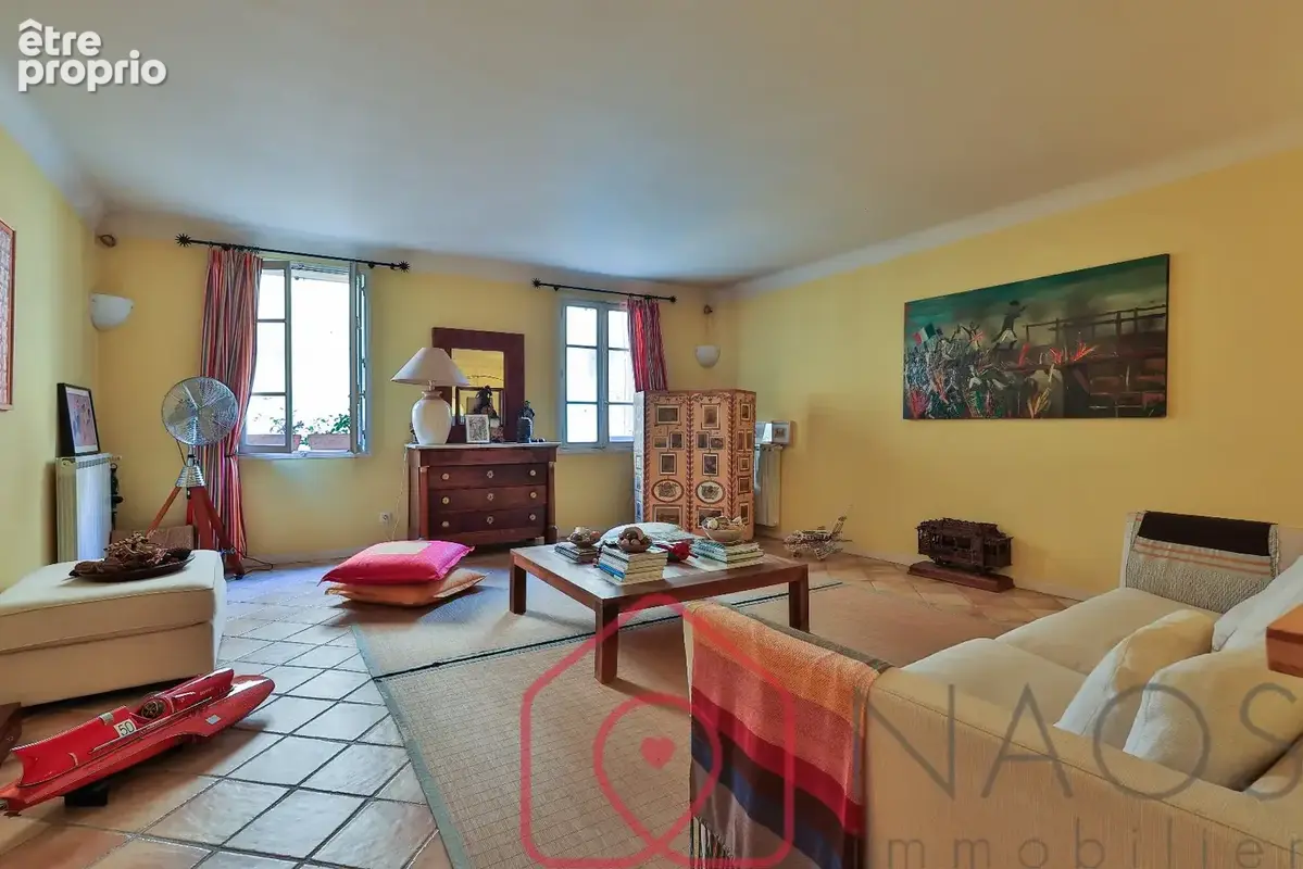 Le Beausset - Maison de village de plus de 218 m2 avec deux garages - photo 3
