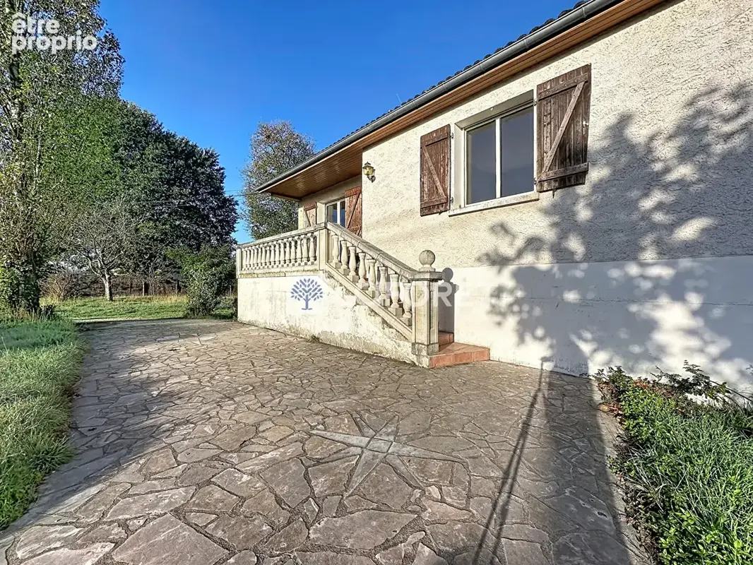 Maison avec beau potentiel, 4 chambres et double garage - La Peyratte - photo 2