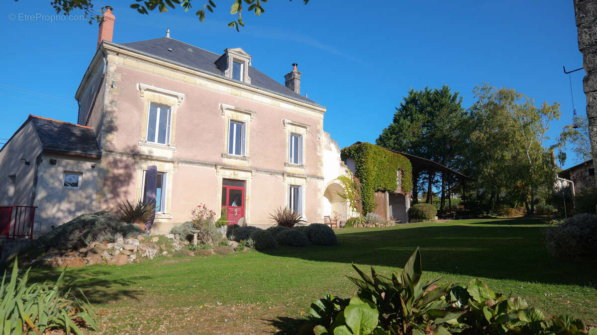 Magnifique maison rénovée en tuffeau avec dépendances, caves troglodytiques et potentiel de gîte - photo 2