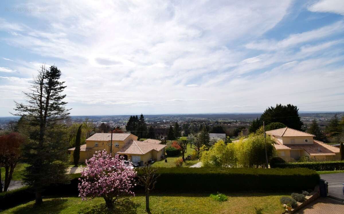 Maison à CREUZIER-LE-VIEUX