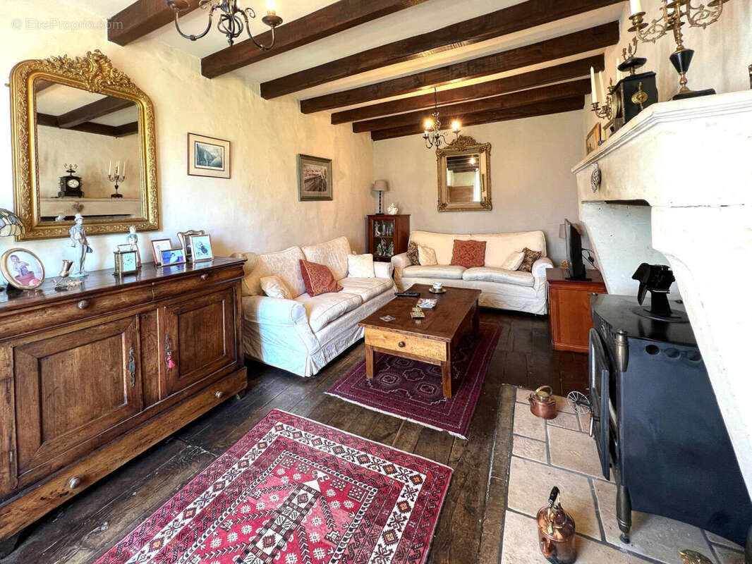 SALON - Maison à FONTENILLE