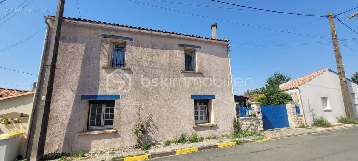 Maison de plain pied de 70m2,grenier amenageable de 70m2, dependances, garage + cour fermee - photo 11