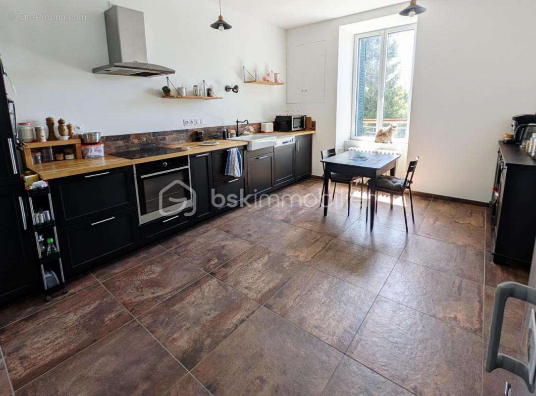 Maison avec jardin, dépendances et gîte rentable – À découvrir sans tarder ! - photo 3