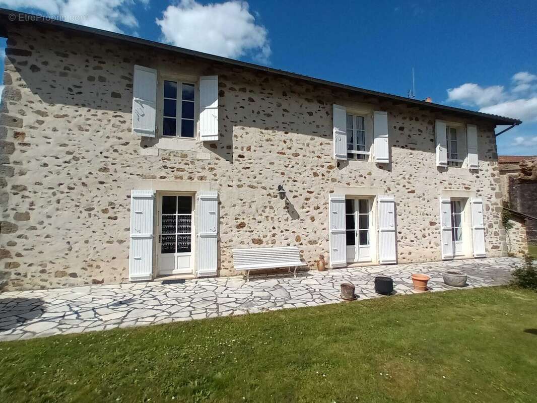 Maison 170 m² à Chasseneuil-Sur-Bonnieure  - photo 4