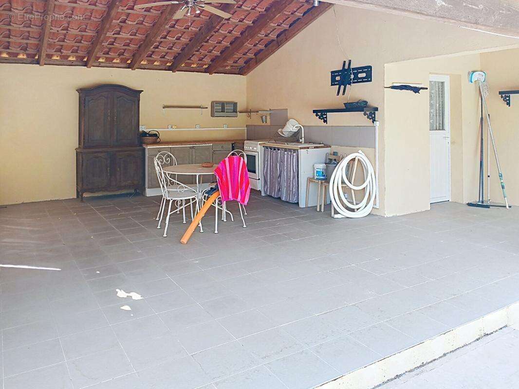 Villa sur 1700m² de terrain avec piscine, appartement et garage - LE VAL - photo 16