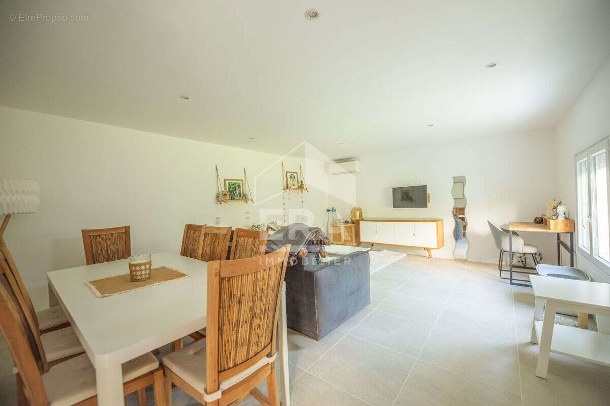 Maison à LA ROQUETTE-SUR-SIAGNE